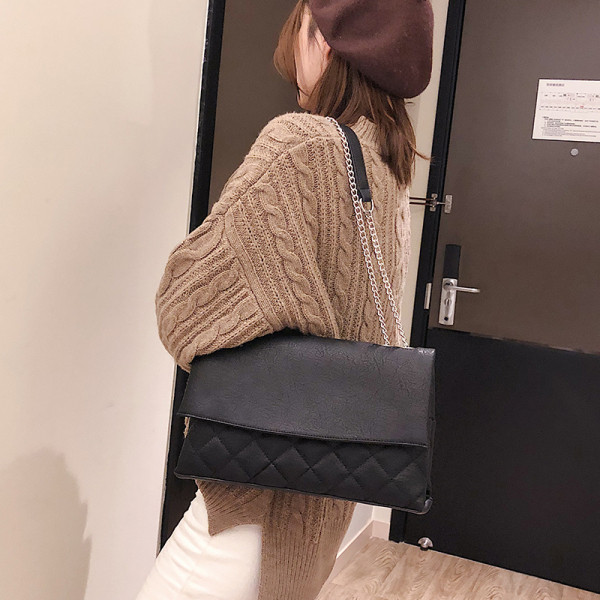 Alkalmi női táska fém fogantyúval és rögzítéssel