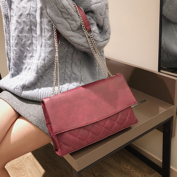 Alkalmi női táska fém fogantyúval és rögzítéssel