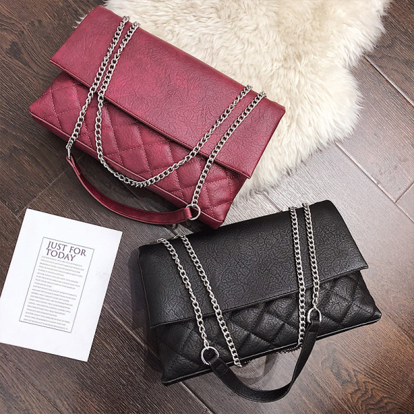 Alkalmi női táska fém fogantyúval és rögzítéssel