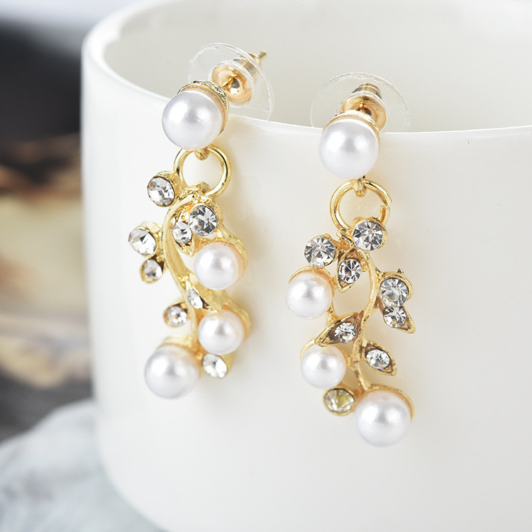 Elegantan ženski set naušnica i ogrlica sa biserima i kamenčićima