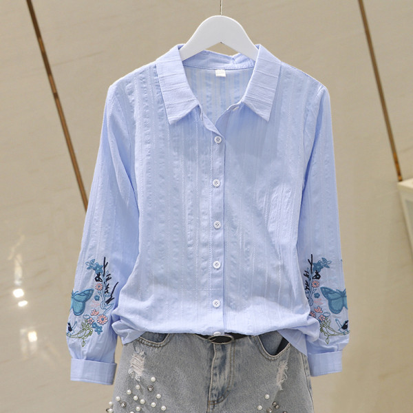 Jauna modeļa pavasara sieviešu krekls ar klasisku apkakli un izšuvumu uz piedurknēm