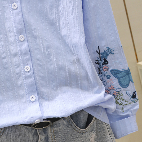 Jauna modeļa pavasara sieviešu krekls ar klasisku apkakli un izšuvumu uz piedurknēm