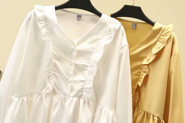 Modern női blúz hosszú ujjal és mély nyakkivágással