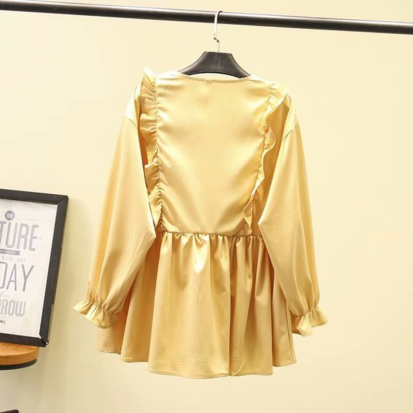 Modern női blúz hosszú ujjal és mély nyakkivágással