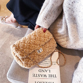 Női pehelytáska fém rögzítéssel