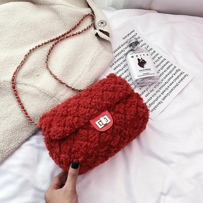 Női pehelytáska fém rögzítéssel