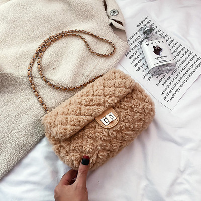 Női pehelytáska fém rögzítéssel