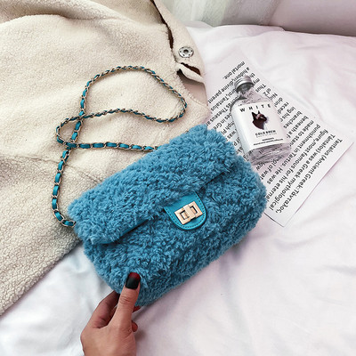 Női pehelytáska fém rögzítéssel