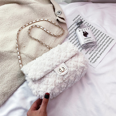 Női pehelytáska fém rögzítéssel