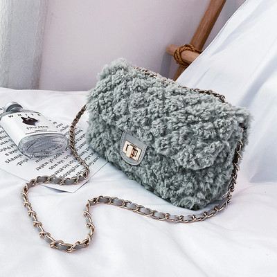 Női pehelytáska fém rögzítéssel