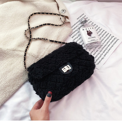 Női pehelytáska fém rögzítéssel