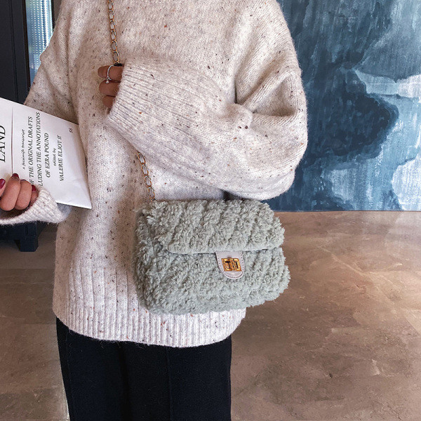 Női pehelytáska fém rögzítéssel