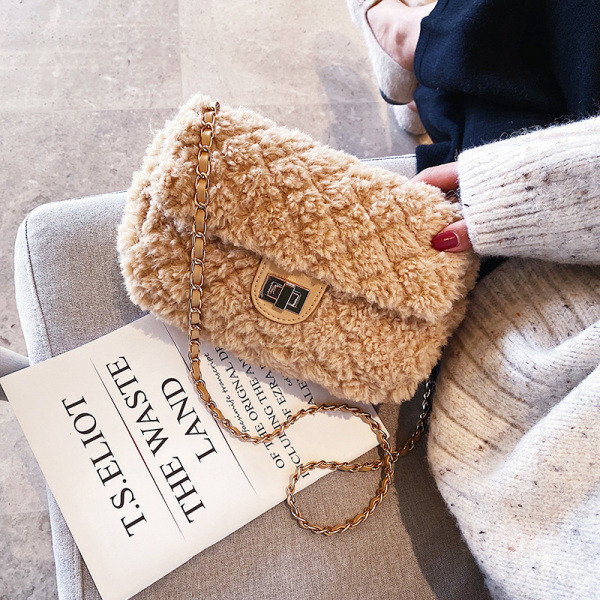 Női pehelytáska fém rögzítéssel