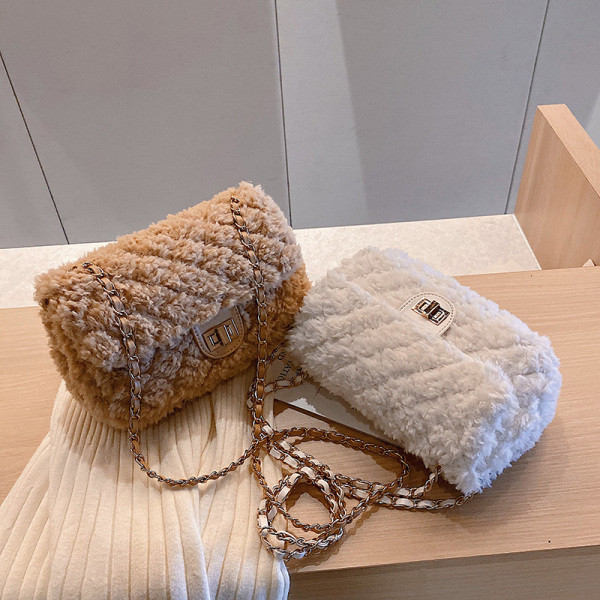 Női pehelytáska fém rögzítéssel