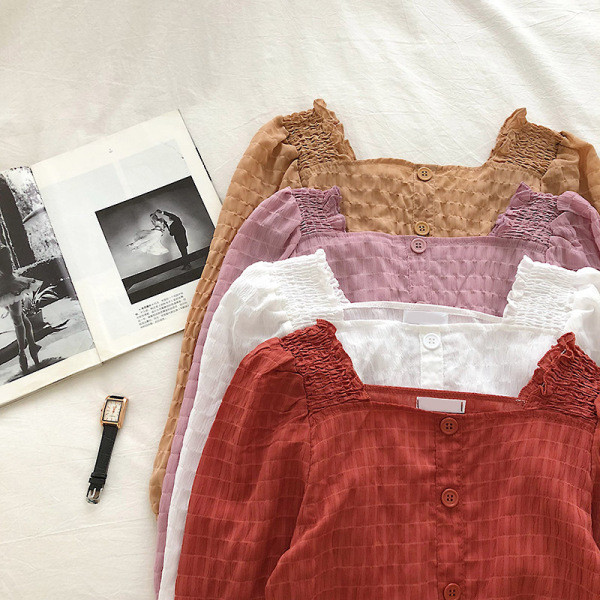 Ikdienas sieviešu krekls ar pogām un kvadrātveida kakla izgriezumu