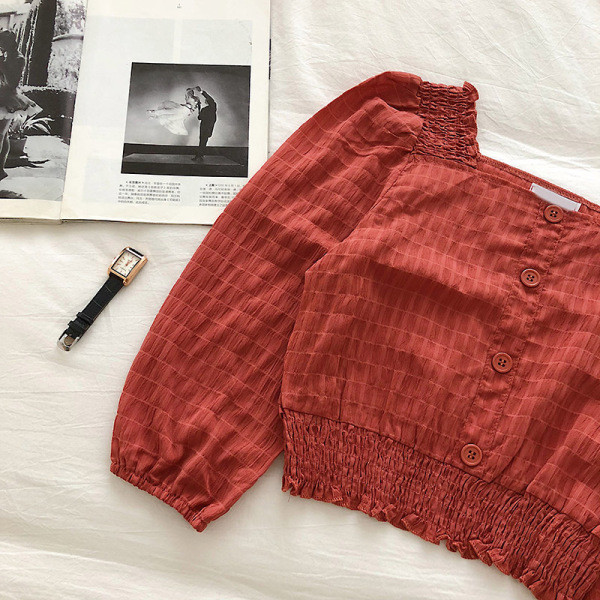 Ikdienas sieviešu krekls ar pogām un kvadrātveida kakla izgriezumu