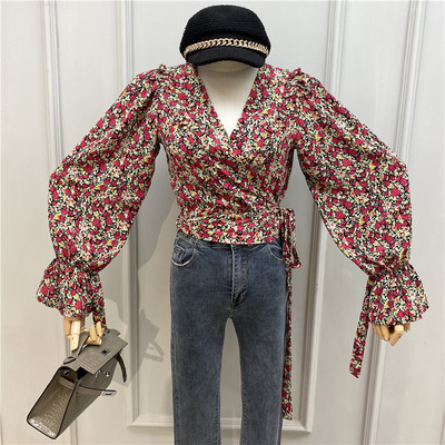 Praegune kevadine V-kaelusega, lillelise mustriga ja lipsudega naiste pluus