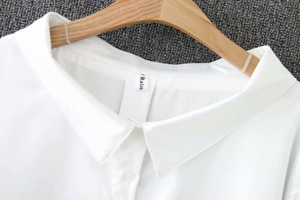 Modern női ing sima modell ovális nyakkivágással és zsebbel