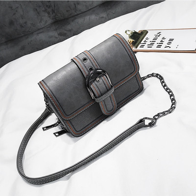 Moderna sieviešu soma ar sprādzi un metāla ķēdīti