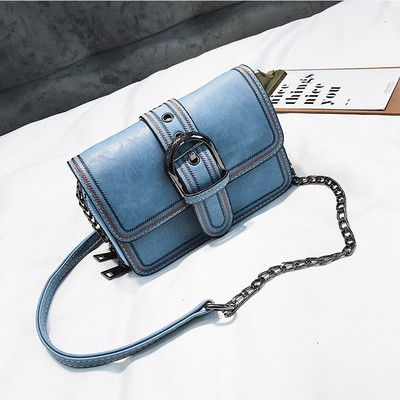 Moderna sieviešu soma ar sprādzi un metāla ķēdīti