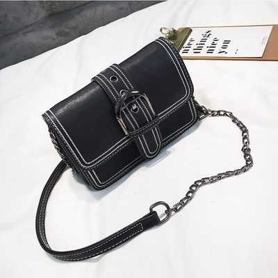 Moderna sieviešu soma ar sprādzi un metāla ķēdīti