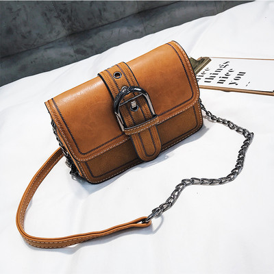 Moderna sieviešu soma ar sprādzi un metāla ķēdīti