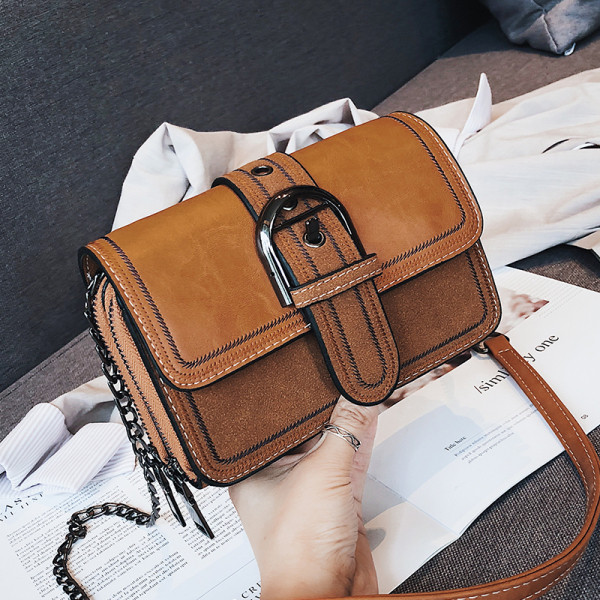 Moderna sieviešu soma ar sprādzi un metāla ķēdīti