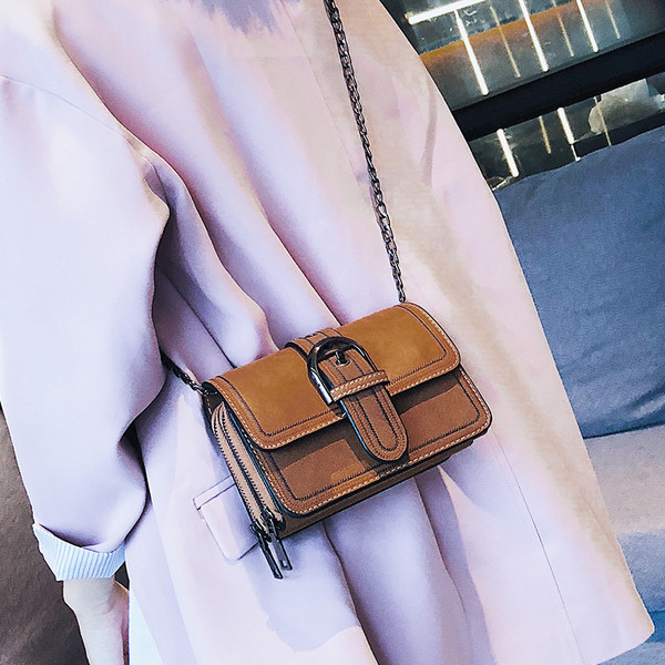 Moderna sieviešu soma ar sprādzi un metāla ķēdīti