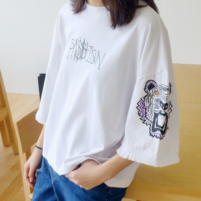 Sieviešu ikdienas blūze ar ovālu kakla izgriezumu un īsām platām piedurknēm