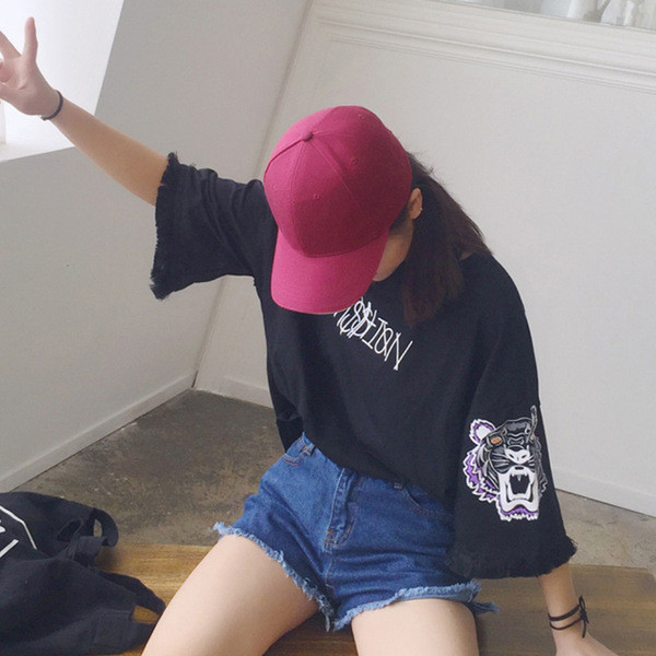 Sieviešu ikdienas blūze ar ovālu kakla izgriezumu un īsām platām piedurknēm