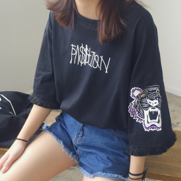 Sieviešu ikdienas blūze ar ovālu kakla izgriezumu un īsām platām piedurknēm