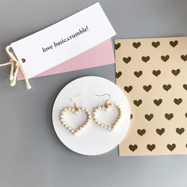 Moteriški širdelės formos auskarai su perlais