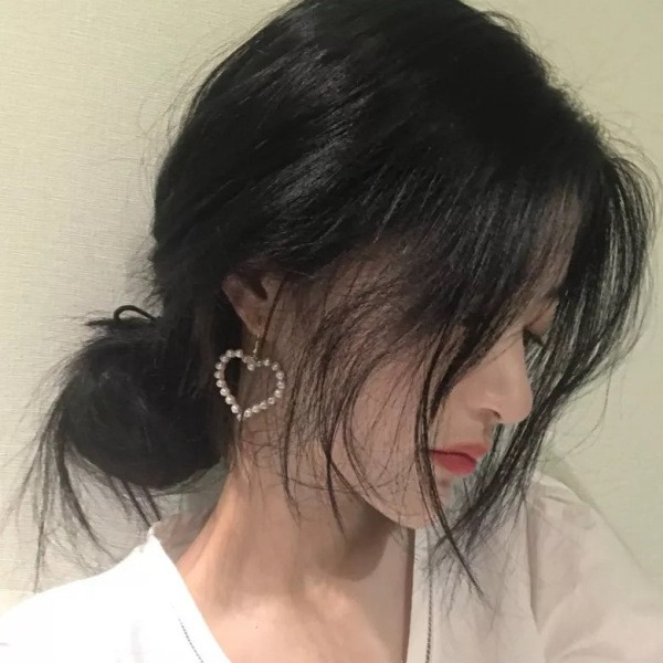 Moteriški širdelės formos auskarai su perlais