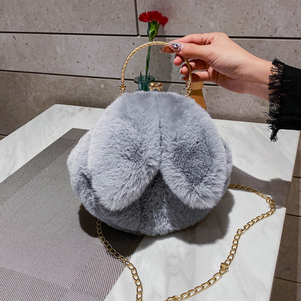 Női pehelytáska 3D elemmel és fém fogantyúval