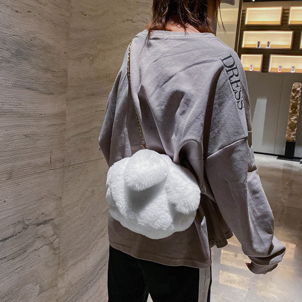 Női pehelytáska 3D elemmel és fém fogantyúval