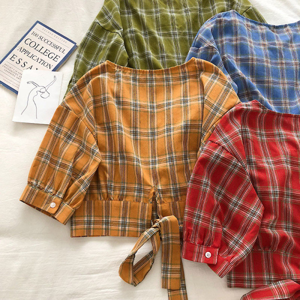 Retro stiliaus languoti moteriški marškiniai su raišteliais ir špicine iškirpte