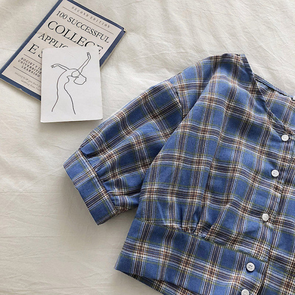 Retro stiliaus languoti moteriški marškiniai su raišteliais ir špicine iškirpte