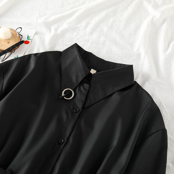 Garš melns sieviešu krekls ar īsām piedurknēm un jostiņu ar noņemamu maku