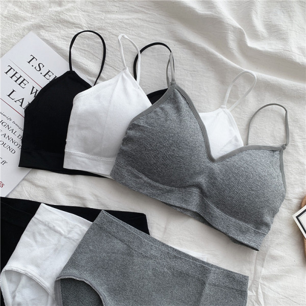 Kasdienis apatinio trikotažo komplektas iš dviejų dalių - krūtinės ir bikinio