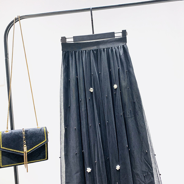 Új modell női szoknya gyöngyökkel, tüllel és virágokkal - szabású modell