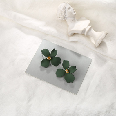 Sieviešu auskari ar ziedu dizainu