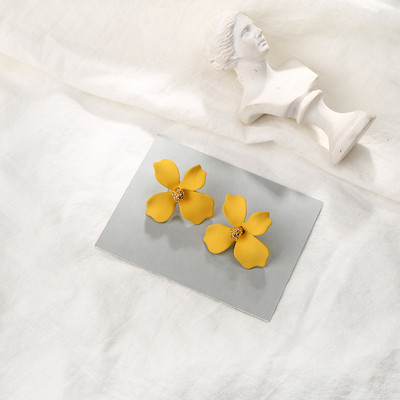 Sieviešu auskari ar ziedu dizainu