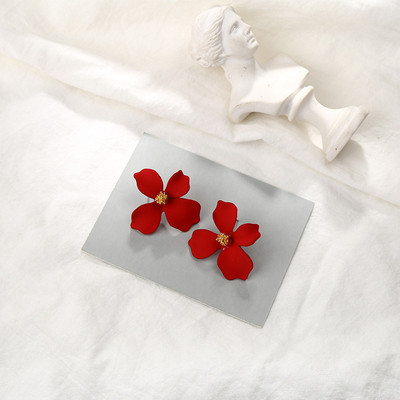 Sieviešu auskari ar ziedu dizainu