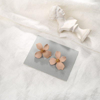 Sieviešu auskari ar ziedu dizainu