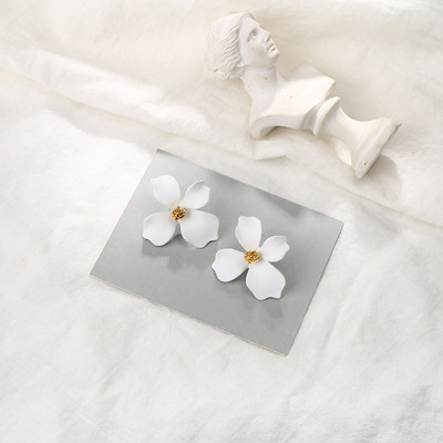 Sieviešu auskari ar ziedu dizainu