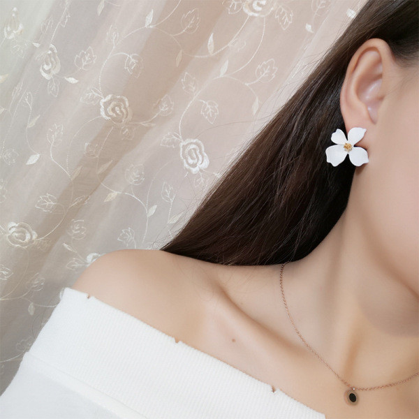 Sieviešu auskari ar ziedu dizainu