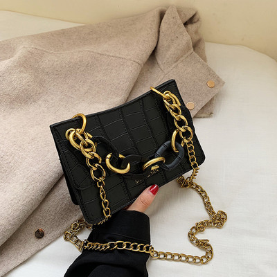 Eko bőrből készült modern női táska fém elemmel