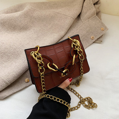 Eko bőrből készült modern női táska fém elemmel