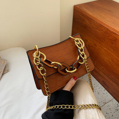 Eko bőrből készült modern női táska fém elemmel