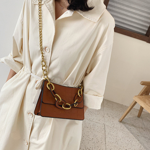 Eko bőrből készült modern női táska fém elemmel